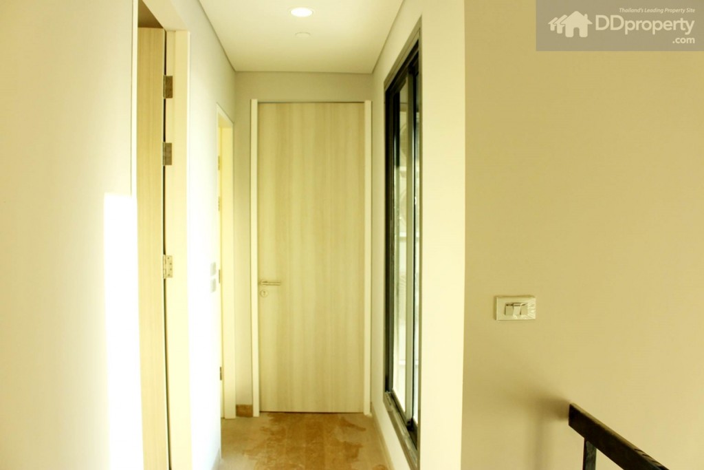 พื้นที่บนชั้น 2 ประกอบไปด้วย 2 ห้องนอนและ 1 ห้องน้ำ ด้านขวามือเป็นประตูกระจกแบบบานเลื่อน