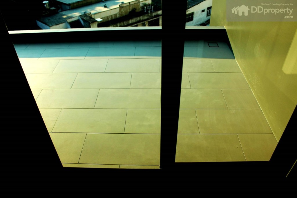 ประตูกระจกแบบบานเลื่อน บนชั้น 2 มีระเบียงด้านนอก แต่แปลกที่มีการยกของบานหน้าต่าง อีกทั้งระเบียงก็ยังไม่มีราวกั้นทำให้ดูไม่ปลอดภัยสักเท่าไหร่ ทางโครงการอาจเปิดกว้างให้เจ้าของห้องได้ใช้ไอเดียในการแต่งตรงนี้ อาจจะเป็นมุมสวนเล็กๆ ก็ได้ 