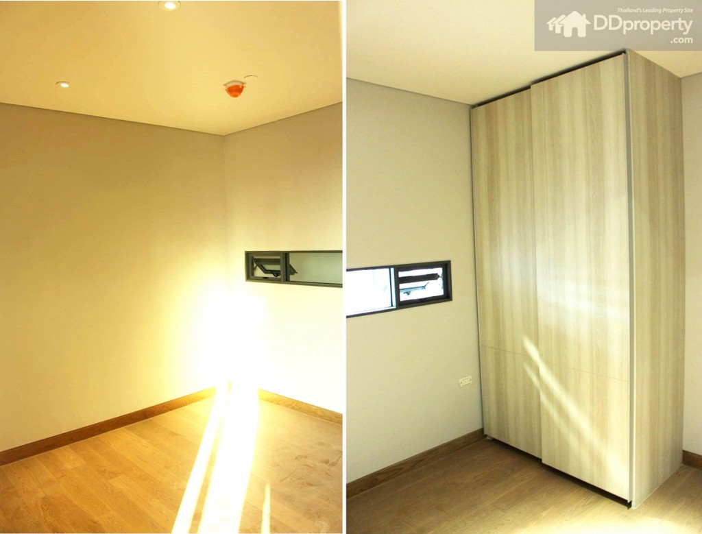 ห้องด้านซ้ายมือ (อันนี้คือห้องไร ห้องนอน) ทางโครงการบิลท์อินตู้เสื้อผ้าขนาด 2 ประตูมาให้ ซึ่งอาจจะไม่เพียงพอสำหรับคนที่ชอบแต่งตัวและมีเสื้อผ้าเยอะ อีกทั้งมีเพียงกระจกบานเล็กๆ ไว้ระบายอากาศ ทำให้ห้องดูอึดอัด