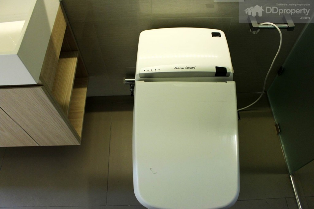 สุขภัณฑ์ระบบอัตโนมัติเป็นของ American standard สีขาวสไตล์โมเดิร์น 