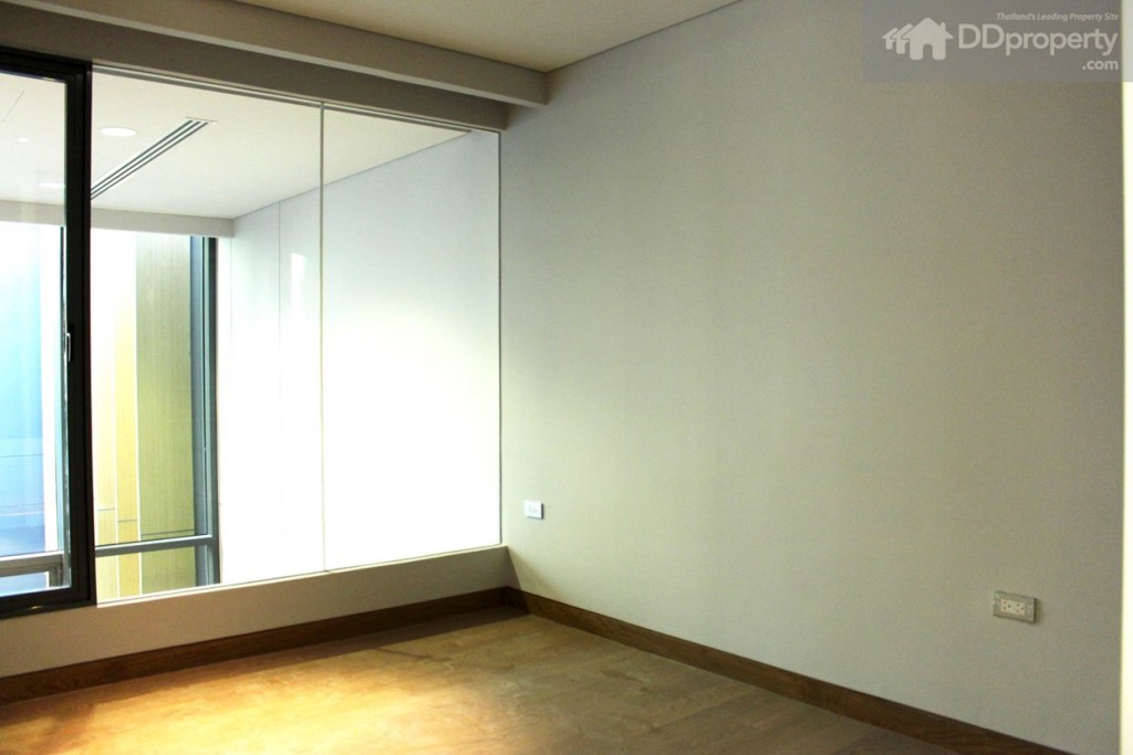 มุมมองภายในห้องนอนใหญ่ สามารถวางเตียงขนาด 5 ฟุตได้สบาย ด้านความสูงของห้องยู่ที่ 2.4 เมตรโดยประมาณ