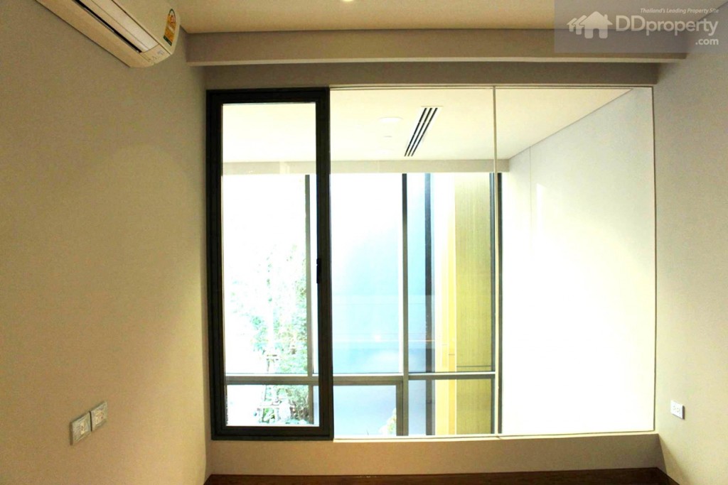 พื้นที่ภายในห้องนอนใหญ่ ผนังด้านหนึ่งเป็นกระจกบานใหญ่ มีหน้าต่างบานกระทุ้งเปิด-ปิดได้ แต่ไม่มีห้องน้ำในตัว ต้องใช้ห้องน้ำด้านนอก 