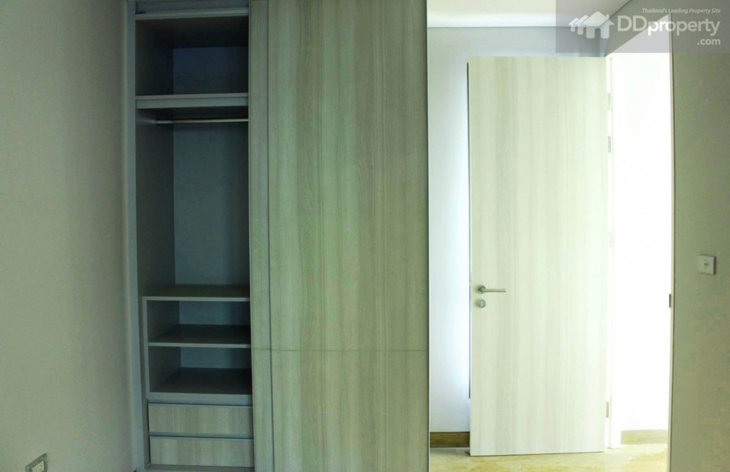 ภายในห้องนอนมีตู้เสื้อผ้าบิลท์อินติดตั้งให้อีกตู้ เพิ่มเติมจากห้องแต่งตัวก่อนหน้า