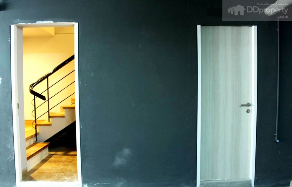 เราสามารถบรถมาจอดที่ชั้น 7 ที่ช่องจอดของตัวเอง และสามารถเดินขึ้นไปยังห้องได้เลยให้ความรู้สึกเหมือนอยู่บ้าน ส่วนด้านขวามือก็จะเป็นห้องเก็บของส่วนตัวเองเราเอง 