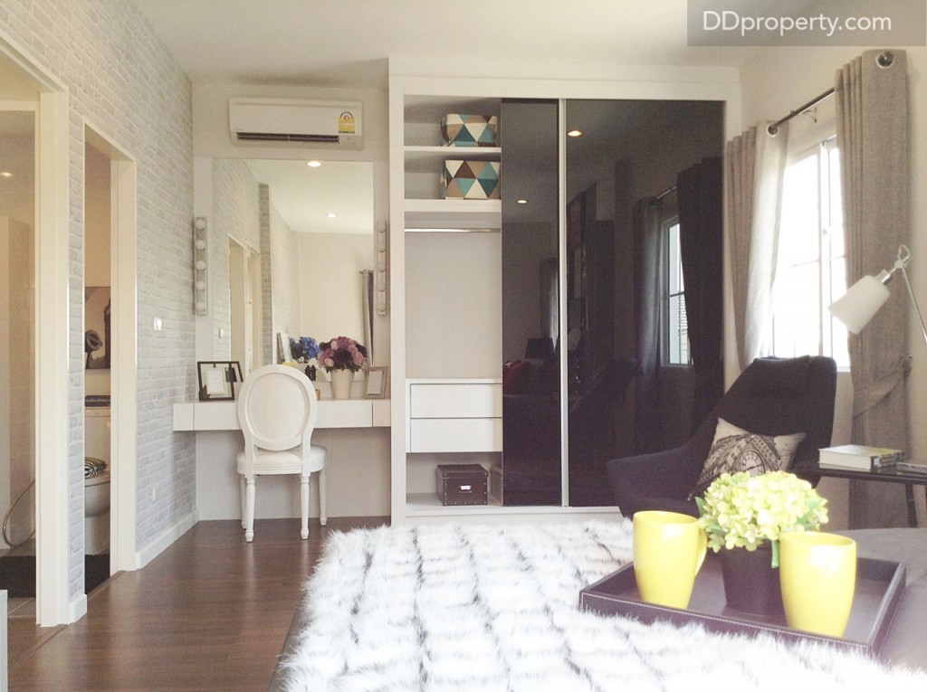 พื้นที่ห้องนอนกว้างพอสำหรับมุมนั่งอ่านหนังสือ และบิลท์อินเป็นตู้เสื้อผ้าหน้าบานกระจกทึบ และมุมแต่งตัว อีกทั้งยังมีประตูเปิดเข้า-ออกไปยังห้องนอนได้ด้วย เพื่อความสะดวกสบายไม่ต้องเดินออกไปนอกห้องนอน