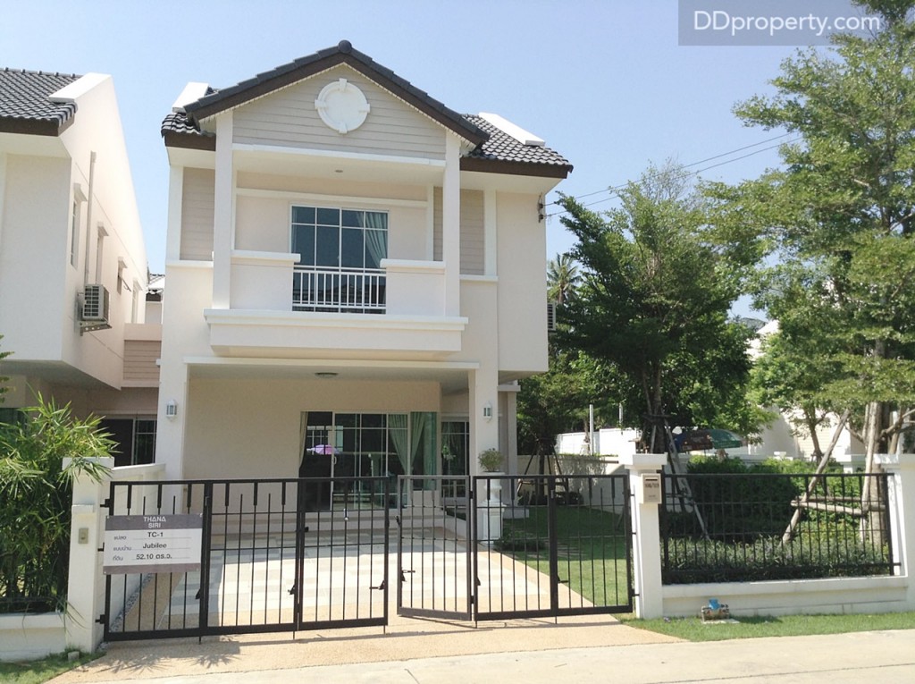 ทาวน์โฮมดีไซน์ใหม่รูปตัว L ในบรรยากาศบ้านเดี่ยว เด่นที่หน้ากากของบ้าน หลังคา CPAC ส่วนหลังคาสโลปเป็นกระเบื้องลอนคู่ หลังคาบ้านไม่ติดกับบ้านหลังอื่น