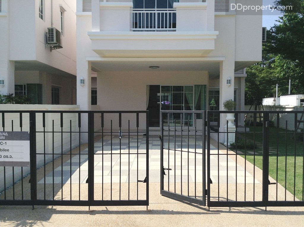 หน้าบ้านเป็นรั้วเหล็กทรงเตี้ย บานเฟี้ยม ลงกลอนเหมือนแบบบ้าน Elton จอดรถในร่มได้ 2 คัน