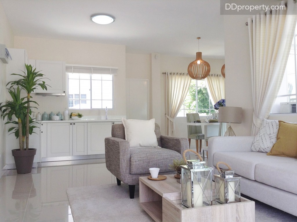 ภายในบ้านจริง จะเป็นบ้านโล่ง แต่บ้านหลังนี้ตกแต่งเป็นไอเดียโดยเน้นมุมรับแขกที่กว้าง เป็นพื้นที่เปิดโล่ง เชื่อมต่อกับมุมรับประทานอาหารขนาดใหญ่ และแพนทรี่กลางบ้าน