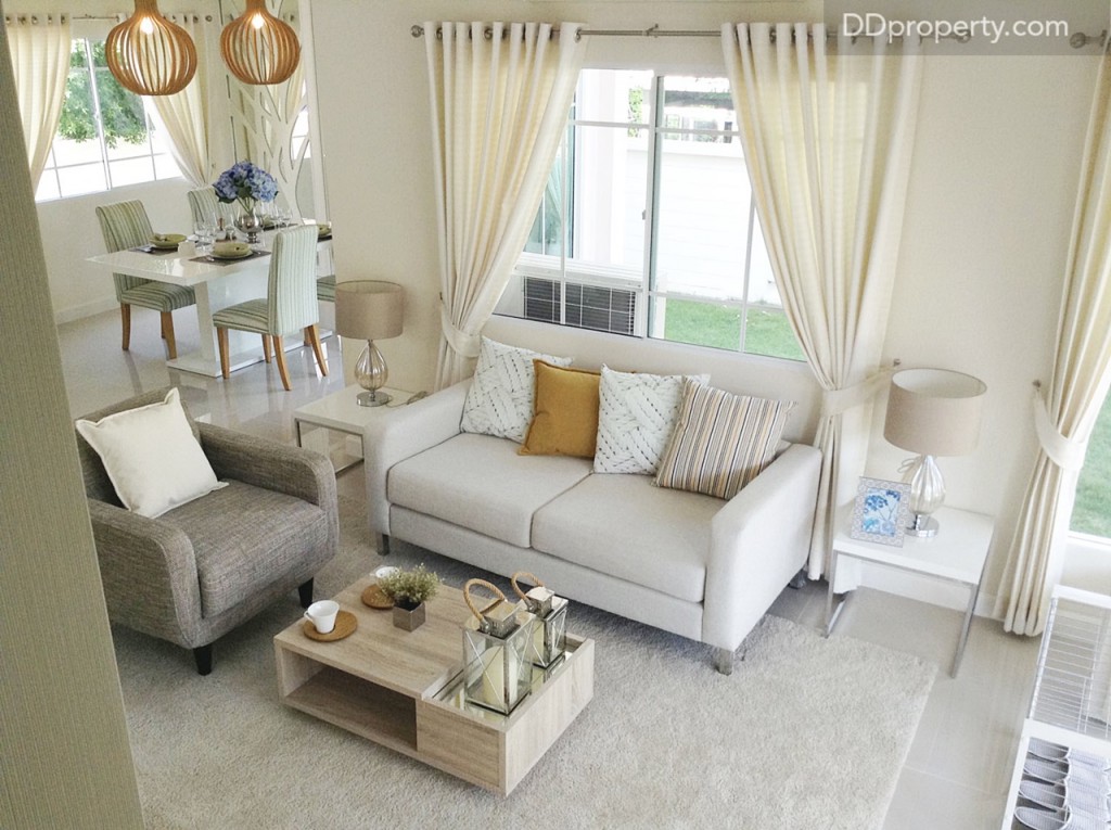 ภาพมุมสูงจากบันได จะเห็นว่าพื้นที่รับแขกกว้างมาก และดูโปร่ง โล่ง ยิ่งเลือกใช้เฟอร์นิเจอร์โทนสีอ่อนก็ยิ่งทำให้บ้านดูกว้างมากขึ้น