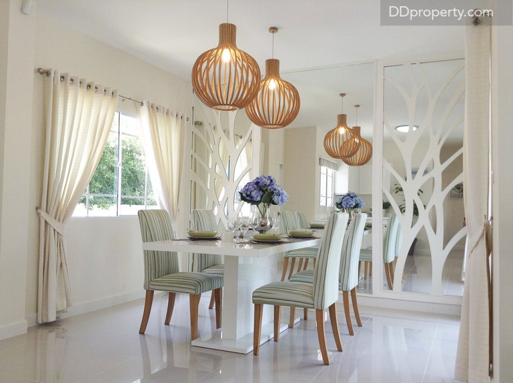 เพิ่มพื้นที่ในบ้านให้กว้างขึ้นอีกด้วยผนังกระจกเงา บริเวณโต๊ะรับประทานอาหาร