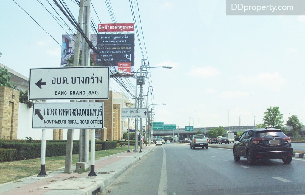ให้เลี้ยวตามป้ายแล้วขับตรงมาเรื่อยๆ จะเจอ ป้าย อบต. บางกร่าง