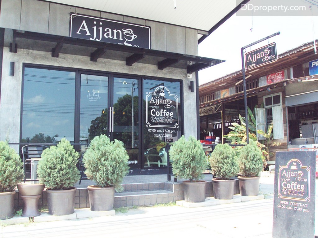 ร้านกาแฟสด Ajjang อยู่ก่อนถึงโครงการฝั่งเดียวกัน