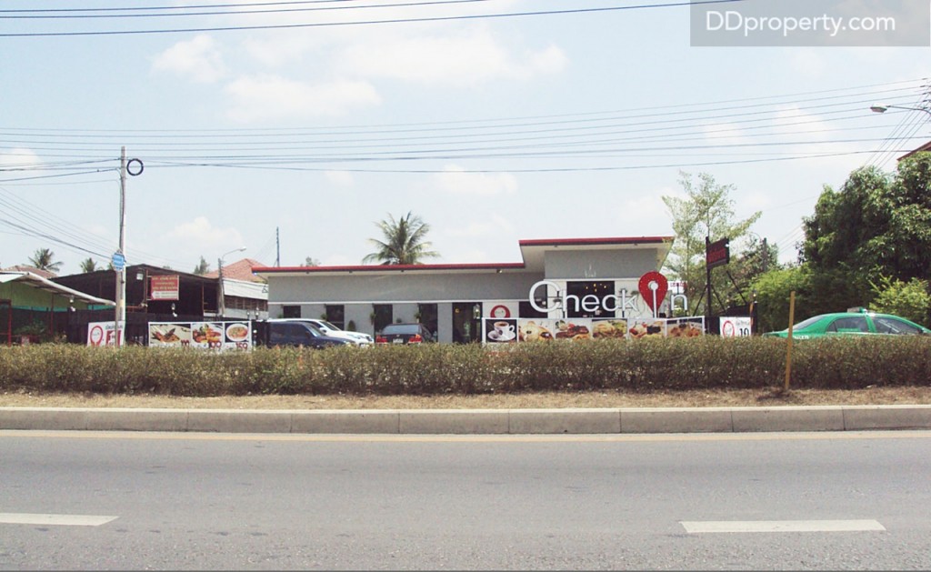 ร้านอาหาร Check in อยู่ก่อนถึงโครงการ แต่อยู่ฝั่งตรงข้าม