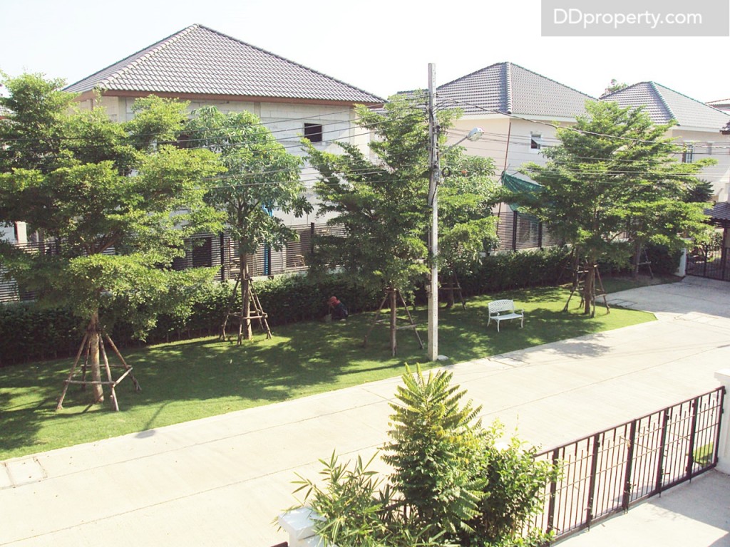 ภายในโครงการ โซนทาวน์โฮม มีสวนหย่อมให้ได้นั่งพักผ่อน