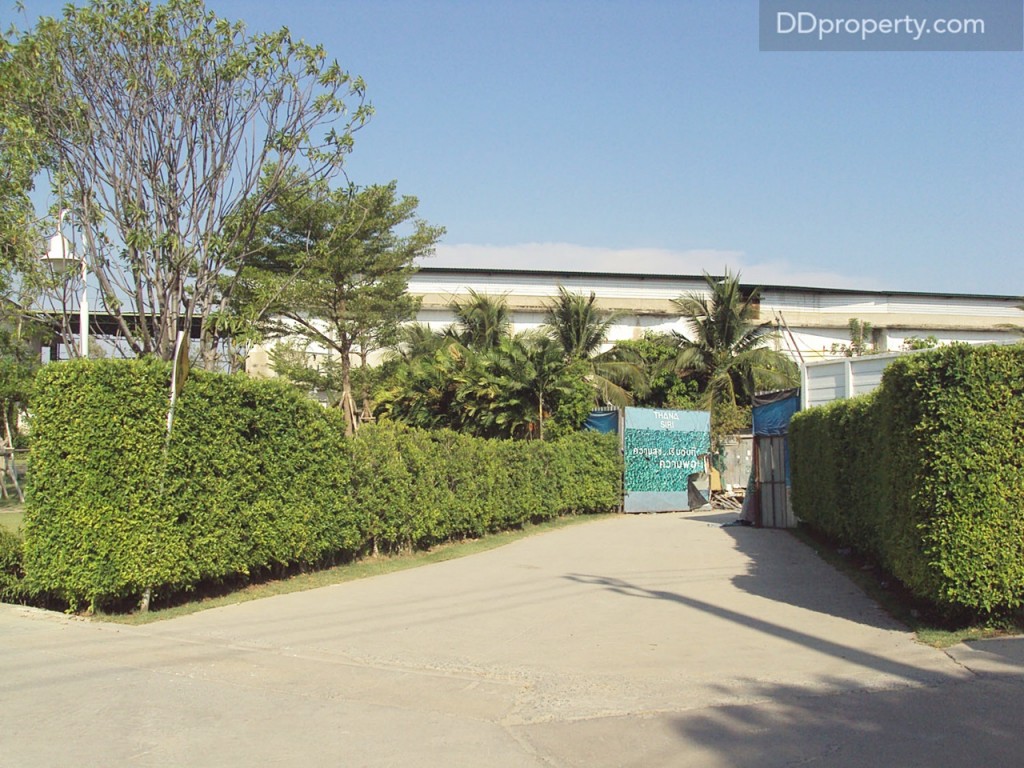 ทางเข้า-ออกในโครงการชั่วคราว อยู่ใกล้กับวงเวียน ทำไว้สำหรับคนงานก่อสร้าง แยกส่วนจากทางเข้า-ออกหลักของลูกบ้านเพื่อความเป็นระเบียบเรียบร้อย ซึ่งเมื่อก่อสร้างแล้วเสร็จ ก็จะปิดทางนี้ถาวร