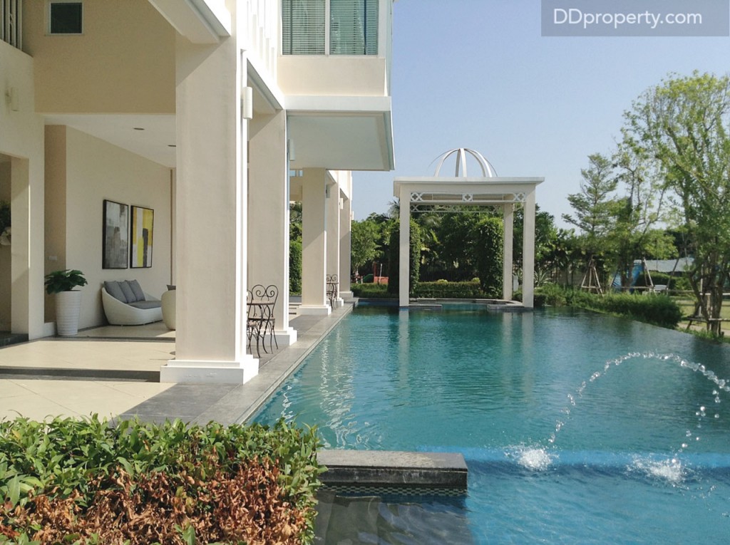 สระว่ายน้ำเด็กและผู้ใหญ่อยู่ด้านหน้าคลับเฮ้าส์ เชื่อมต่อกับมุมพักผ่อน