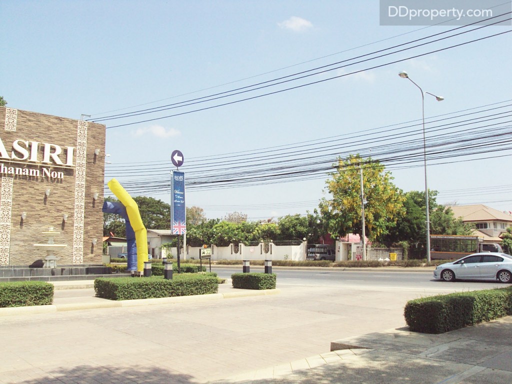 ตัวอย่างวิวที่ได้ ทิศตะวันออก ได้วิวถนนหลักด้านหน้าในโครงการ และบ้านเรือนของคนในพื้นที่