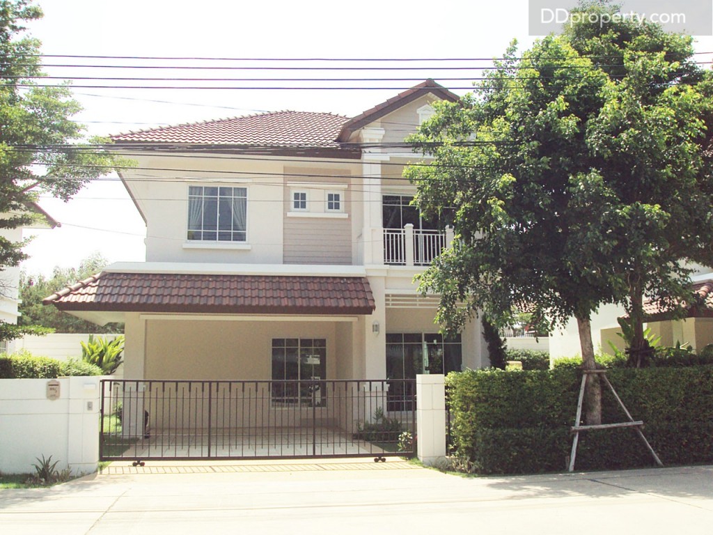 บ้านเดี่ยวแนวคิดใหม่ สไตล์คลาสสิก ตกแต่งบัวปูนปั้นประดับผนังบ้าน และหน้าจั่วหลังคา รั้วหน้าบ้านเป็นเหล็กทรงเตี้ยแบบรางเลื่อน