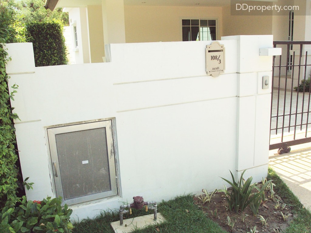 รั้วบ้านมีถังขยะ, ตู้ใส่จดหมาย และกริ่งหน้าบ้านให้