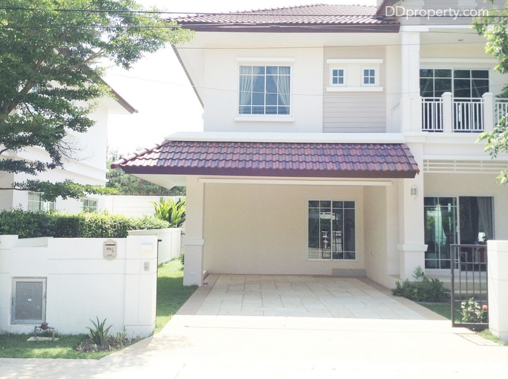 โรงจอดรถมีหลังคา จอดในร่มได้ 2 คัน ผนังบ้านบริเวณด้านหลังโรงจอดรถ เป็น Double Glass Door สามารถเปิดเข้า-ออกได้ และยังเพิ่มความโปร่ง โล่งให้กับตัวบ้าน