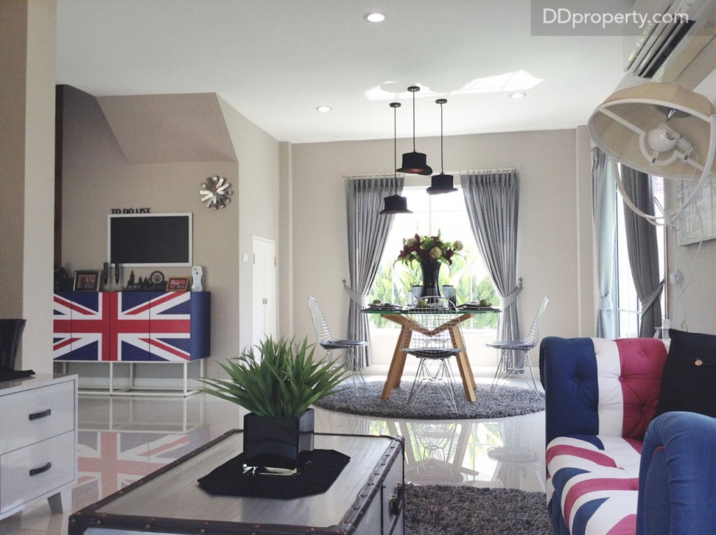 ภายในบ้านเน้นพื้นที่ใช้สอยที่เชื่อมถึงกัน แบบเปิดโล่ง ปูพื้นด้วยกระเบื้องแกรนิตโต้ 60 x 60 ซม. ผนังติดวอลล์เปเปอร์ให้ทั้งหลัง ตกแต่งบ้านให้เป็นไอเดียด้วยเฟอร์นิเจอร์ลอยตัวที่มีความทันสมัยและกลิ่นอายของสไตล์อังกฤษ