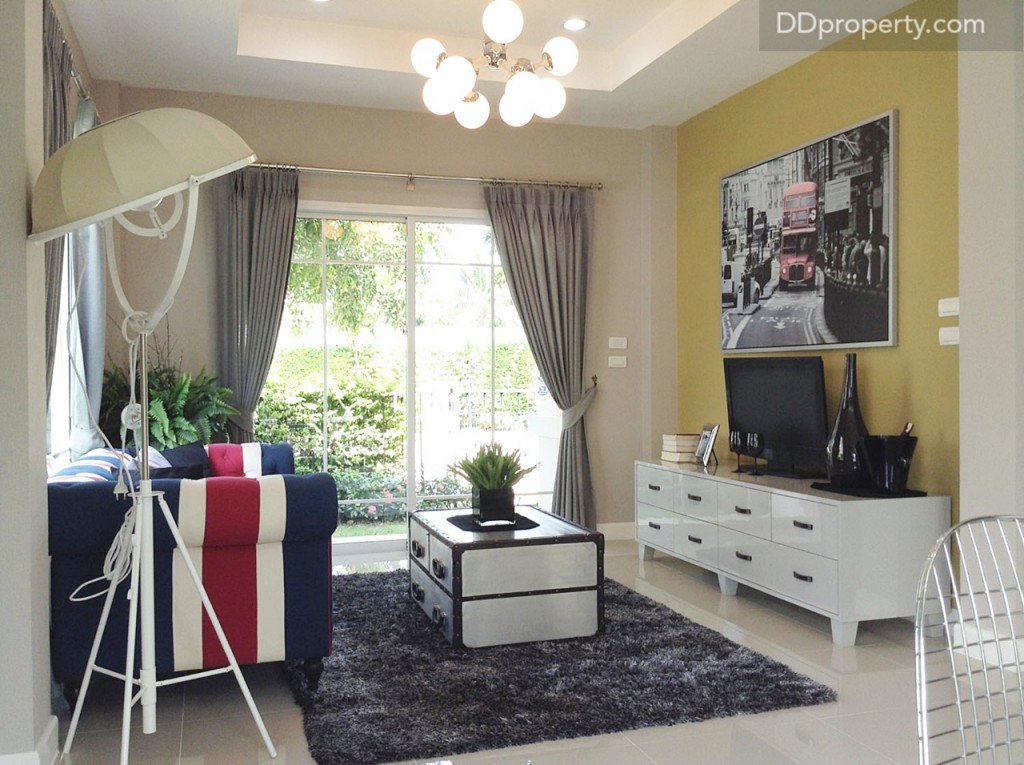 มุมนั่งเล่น และรับแขก จัดวางไว้ด้านหน้าติดกับทางเข้าบ้าน เจาะหลุมฝ้าเพดานให้ดูเป็นไอเดีย