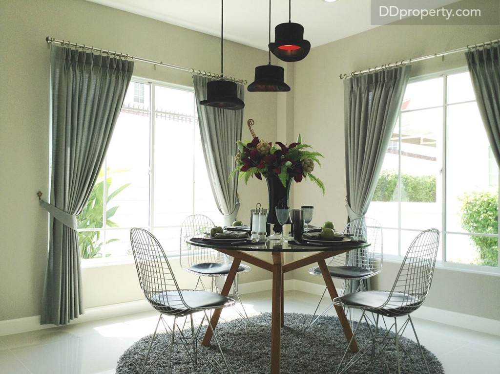 มุมรับประทานอาหารที่เชื่อมต่อกับมุมรับแขก ถูกจัดวางไว้ในบริเวณที่มีอากาศถ่ายเทได้ทั่วถึง และให้ได้ชมวิวสวนด้านนอก ผ่านหน้าต่างกระจกบานเลื่อนขนาดใหญ่ถึง 2 จุด