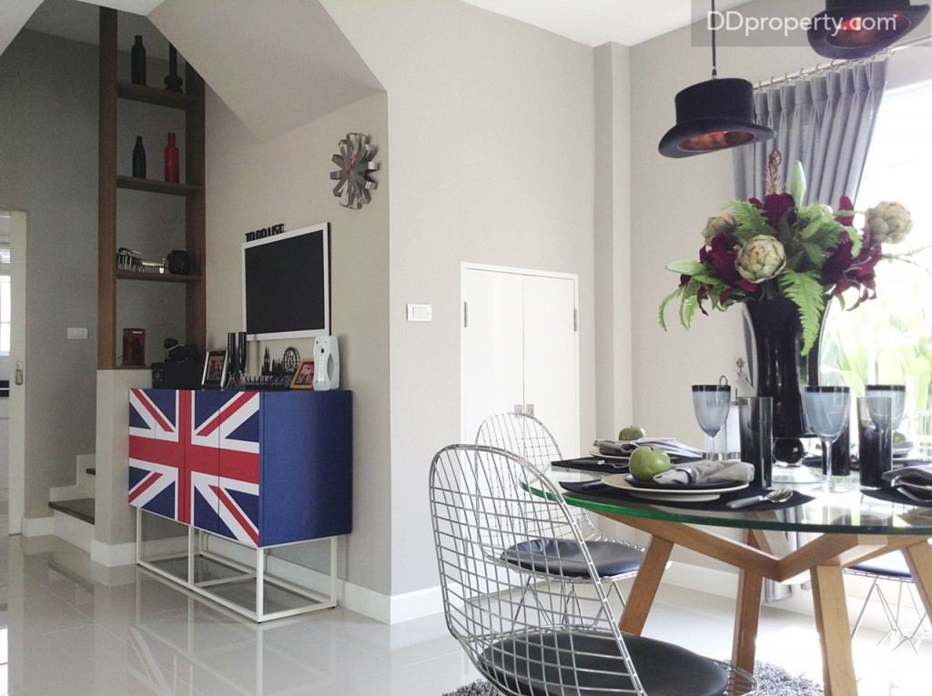 ผนังบริเวณโต๊ะรับประทานอาหาร มีห้องเก็บของที่ใช้งานได้จริงให้เรียบร้อย