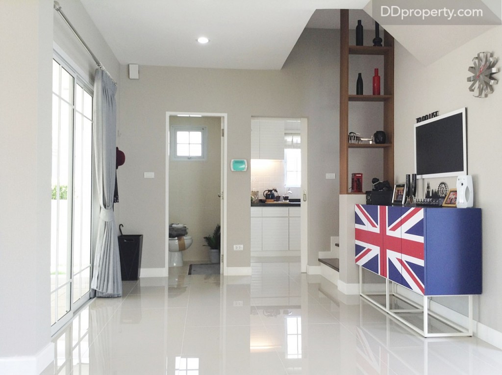 อีกครึ่งหนึ่งของตัวบ้าน เป็นโซนที่เดินเข้า-ออกจากโรงจอดรถมายังภายในบ้านได้ โดยบ้านส่วนนี้ประกอบด้วยห้องน้ำ  ห้องครัว และบันไดทางขึ้นไปยังชั้น 2