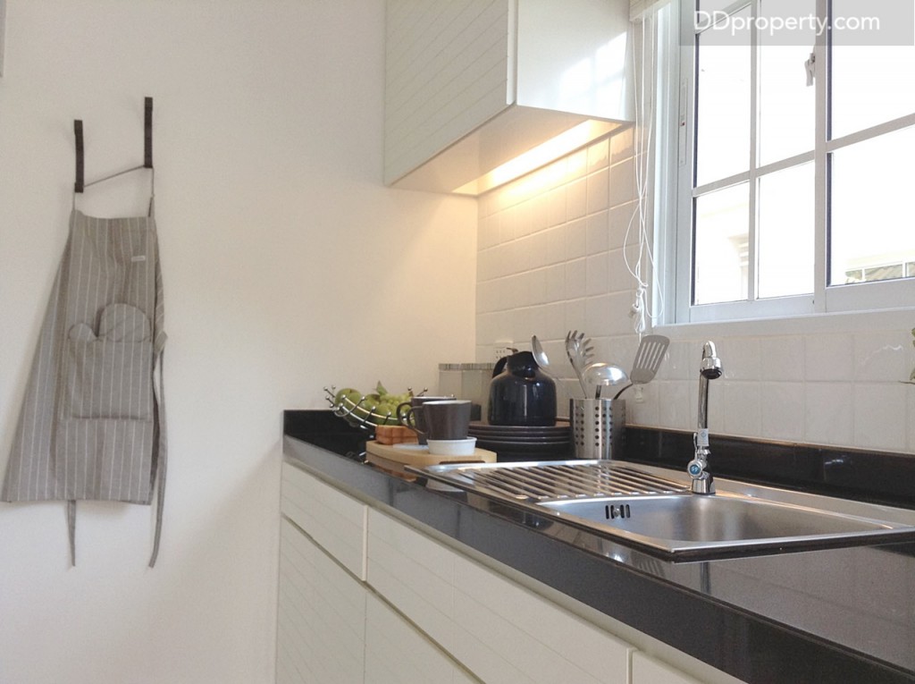 ห้องครัวมีหน้าต่างกระจกบานเลื่อนไว้ให้ เพื่อการระบายอากาศ