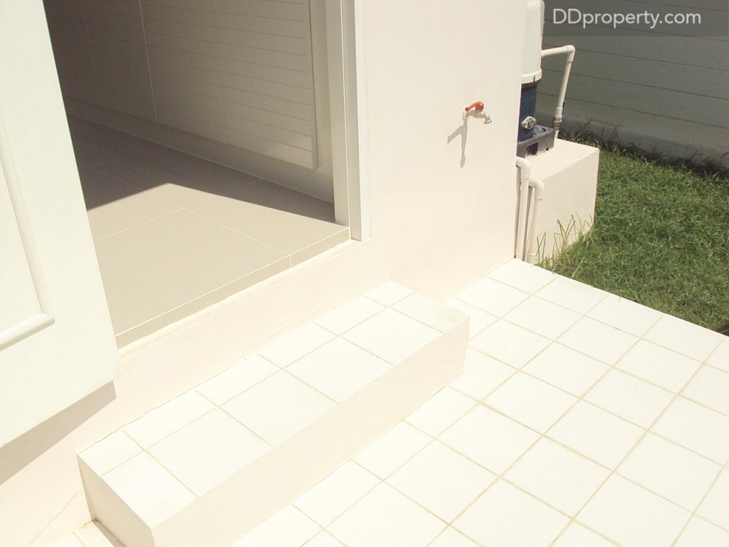 ส่วนซักล้างหลังบ้านยกพื้นสูง ปูกระเบื้องขาวให้ พร้อมก๊อกน้ำให้พร้อมใช้งาน