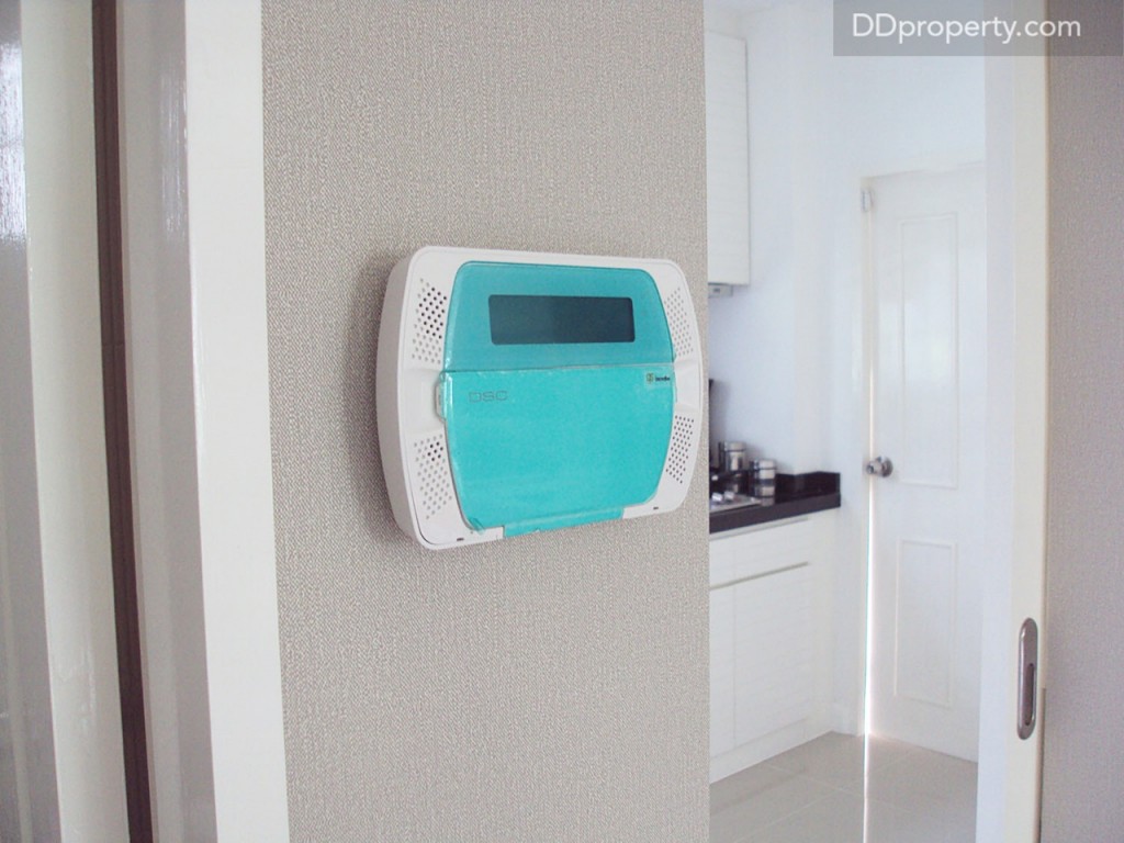 อุปกรณ์ควบคุมสัญญาณกันขโมย ติดไว้ให้บริเวณผนังระหว่างห้องน้ำ กับห้องครัว