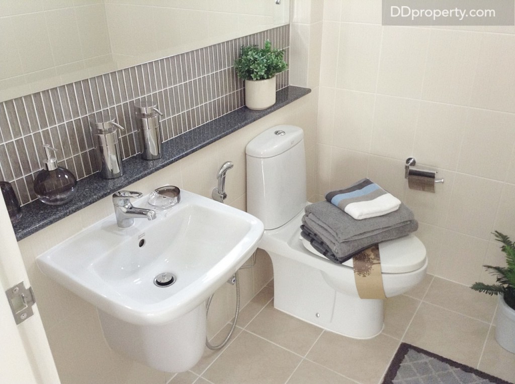 ห้องน้ำชั้นล่าง ได้จริงตามภาพ ข้อดีคือ มีที่วางของให้ด้วย