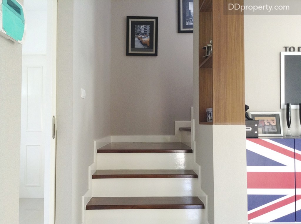 บันไดไม้ประสาน โครงเหล็ก ราวไม้จริงทาสีขาว ผนังข้างบันไดเจาะช่องโปร่งไว้เป็นไอเดียสำหรับวางของได้