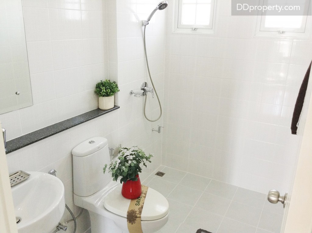 ห้องน้ำชั้น 2 กว้างขวาง ข้อดีคือมีที่วางของ และมีหน้าต่างบานกระทุ้งเพื่อระบายอากาศให้ถึง 2 จุด แต่ธรณีกั้นระหว่างส่วนเปียกและแห้งตื้นไปหน่อย