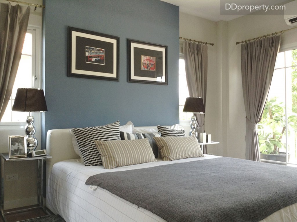 ห้องนอนใหญ่ ถือว่ากว้างมาก วางเตียงคิงไซส์แล้วยังเหลือพื้นที่ให้เดินรอบเตียงอีกมาก เน้นให้มีหน้าต่าง และประตูกระจกบานเลื่อน เพื่อให้ได้แสงสว่างทั่วถึงทั้งห้อง