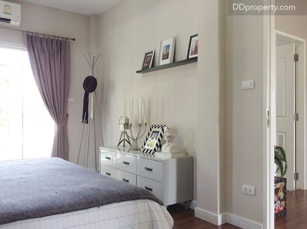 บริเวณปลายเตียงมีที่ว่างสามารถวางชั้นเก็บของ หรือชั้นวางทีวีได้