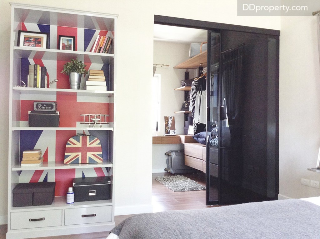 พื้นที่ห้องนอนใหญ่ยังสามารถวางชั้นเก็บของขนาดใหญ่ได้อีก และกั้นแบ่งให้เป็น Walk-in Closet ขนาดใหญ่ไว้ให้เป็นไอเดีย