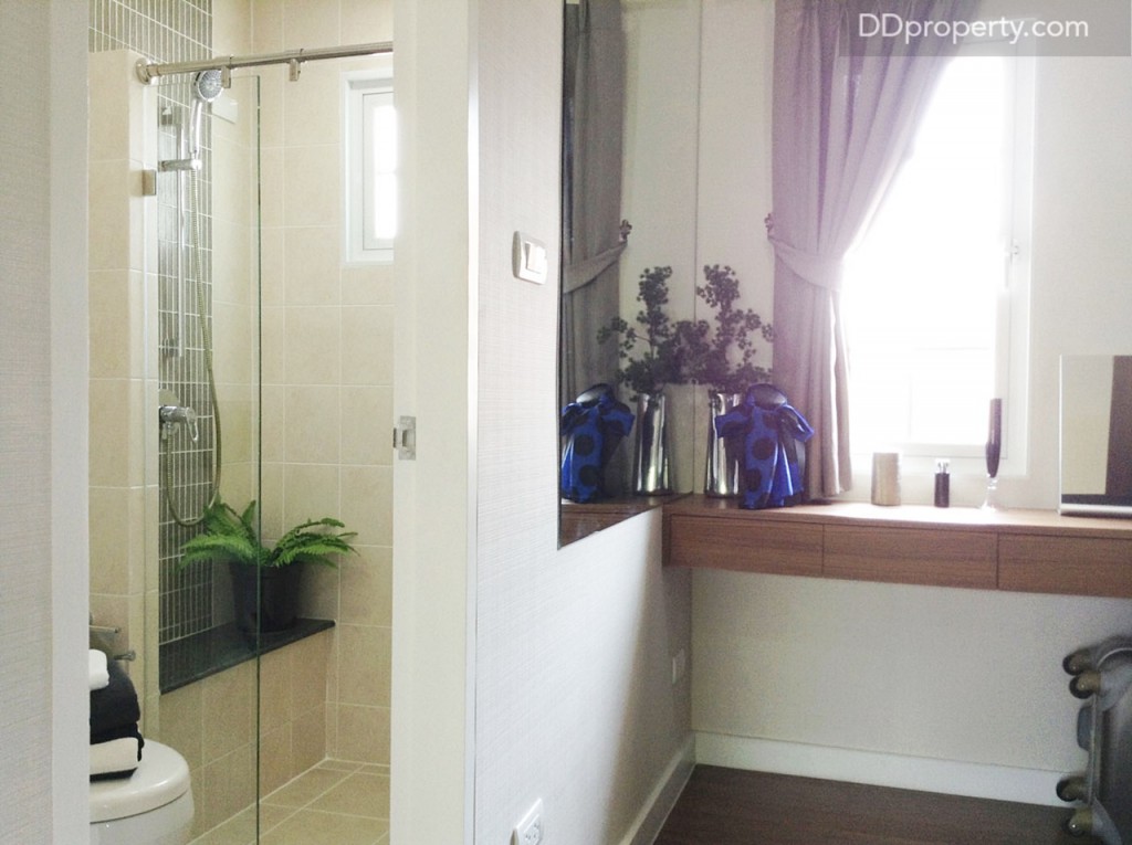 ห้องนอนใหญ่มีห้องน้ำในตัวอยู่ติดกับส่วนของ Walk-in Closet ที่มีหน้าต่างเพื่อเพิ่มช่องแสงให้