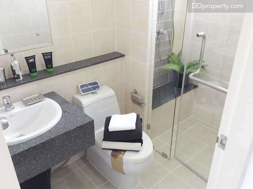 ห้องน้ำในห้องนอนใหญ่ มีฉากกั้นแบ่งส่วนเปียก-แห้งให้ และมีที่นั่งอาบน้ำให้ด้วย