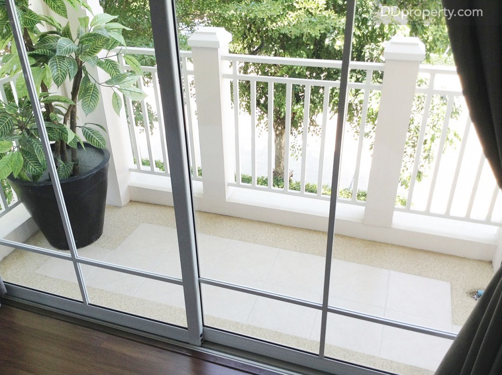 ระเบียงของห้องนอนใหญ่ กว้างพอที่จะวางเก้าอี้สัก 2 ตัวและโต๊ะ 1 ตัว เพื่อจิบน้ำชา กาแฟยามเช้า