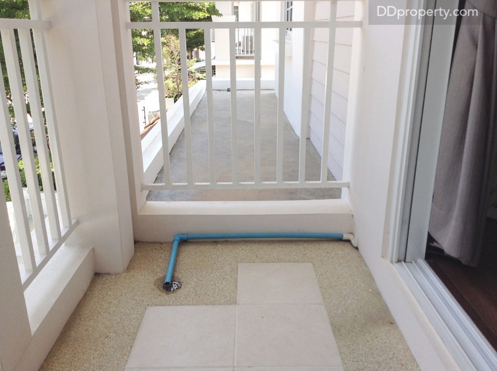 ระเบียงมีท่อน้ำทิ้งให้เรียบร้อย