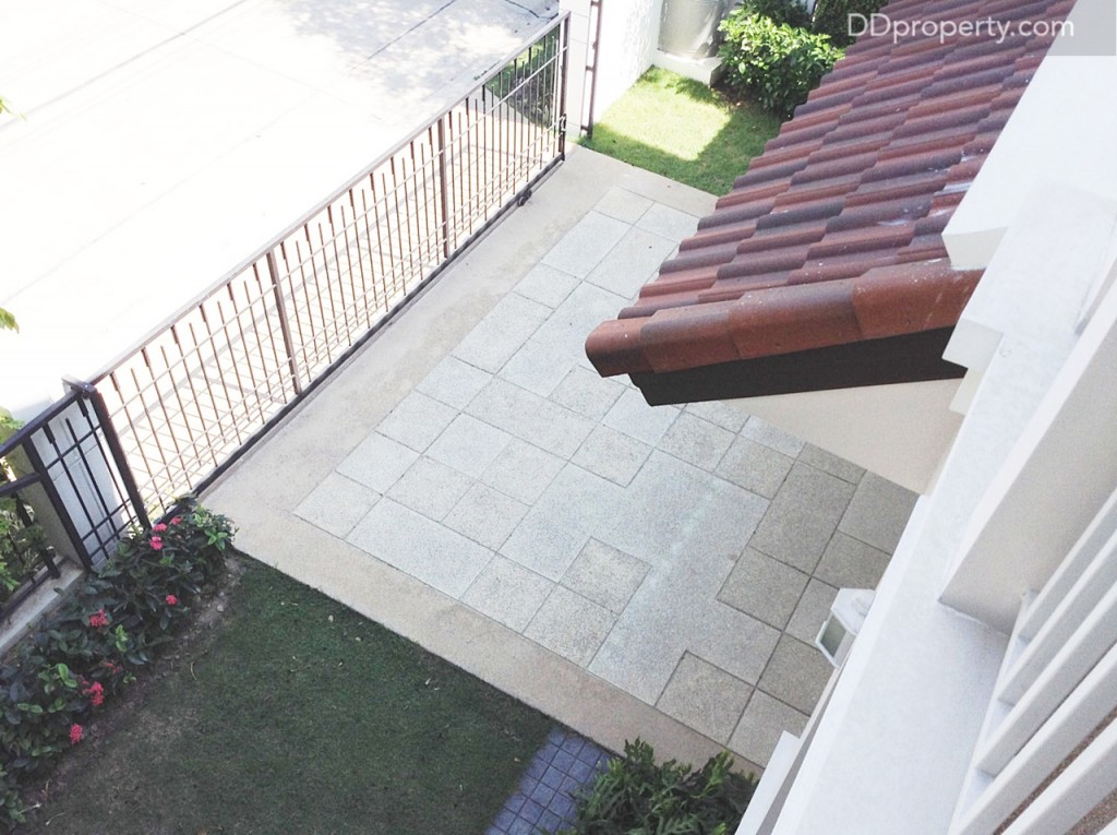 มองจากระเบียงห้องนอนใหญ่ เห็นหน้าบ้านและสวนด้านข้าง