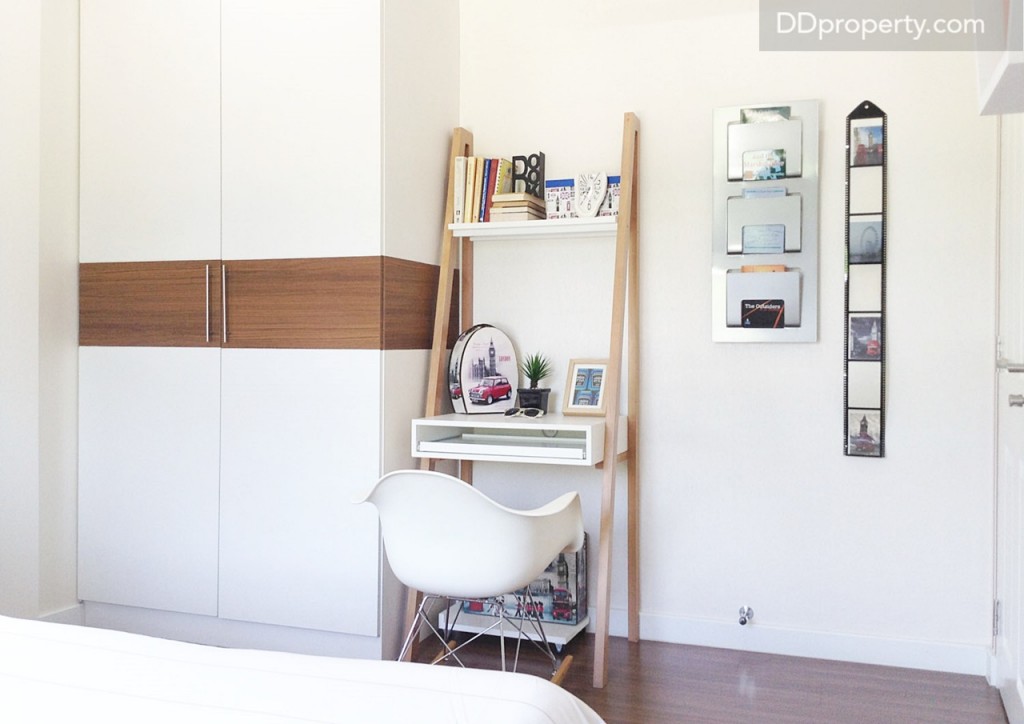 ตู้เสื้อผ้า และโต๊ะเขียนหนังสือในห้องนอน 2 ถือว่าพอเหมาะกับเด็กๆ