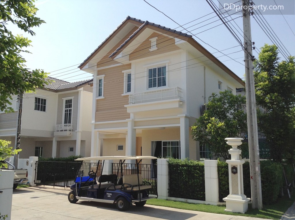 บ้านหลังนี้เป็นบ้านแฝดสไตล์บ้านเดี่ยว ที่เด่นคือ เป็นบ้านแฝดที่ไม่ได้มีหลังคาเชื่อมต่อกับหลังอื่น เป็นแบบบ้านที่พัฒนามาจากแบบ Fraser คือ มีห้องนอนเพิ่มมาอีก 1 ห้อง เหมาะกับครอบครัวที่มีผู้สูงอายุ