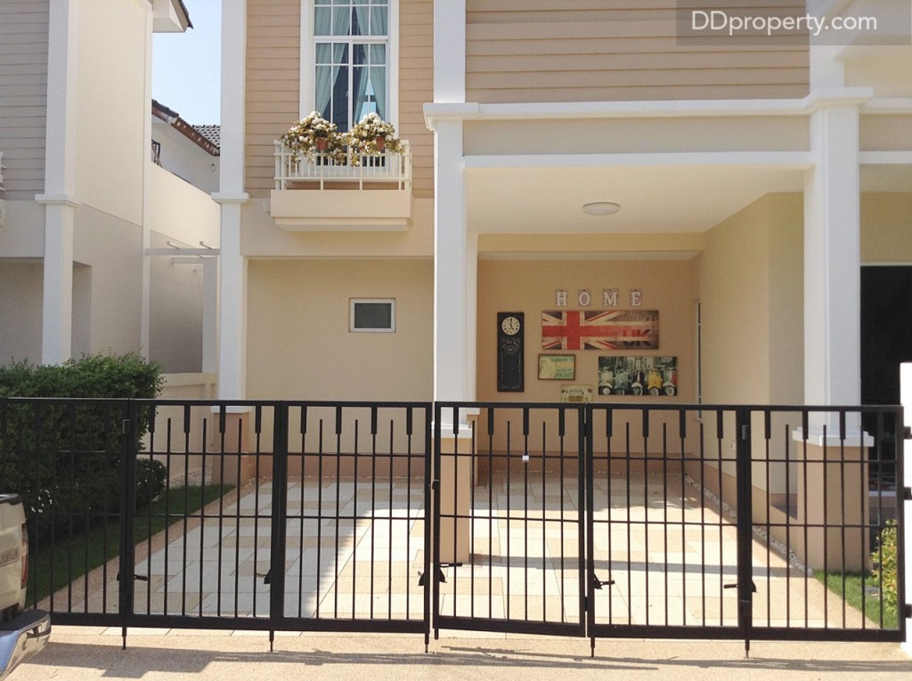 รั้วบ้านเป็นเหล็กทรงเตี้ย บานเฟี้ยมลงกลอน ส่วนด้านในโรงจอดรถต่างจากแบบ Fraser คือ มีเสาคานตรงกลาง แบ่งที่จอดรถทั้งในร่ม และกลางแจ้ง