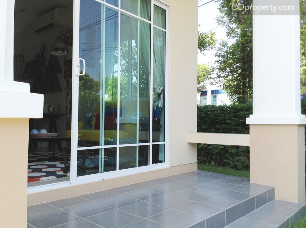 เฉลียงด้านหน้าทางเข้าบ้านเป็นสเต็ปขั้นบันไดลักษณะเหมือนแบบ Fraser เช่นกัน ปูกระเบื้องแกรนิตโต้ขนาด 12 x 12 ซม. ให้