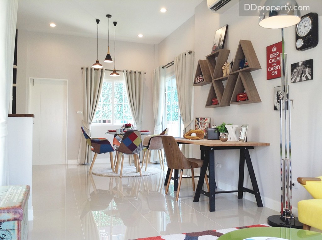 ภายในบ้านจริงเป็นบ้านโล่ง มีเพียงพื้น และผนังติดวอลล์เปเปอร์ให้ ส่วนบ้านตัวอย่างตกแต่งเป็นมุมรับแขก มุมทำงาน และส่วนรับประทานอาหารที่เชื่อมต่อถึงกัน