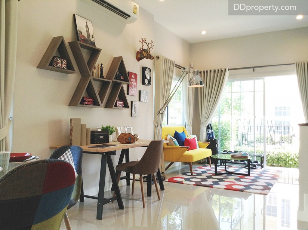 ถ่ายจากโต๊ะรับประทานอาหารออกไปนอกบ้าน จะเห็นมุมรับแขกที่สามารถวางโซฟาขนาด 2 - 3 นั่งได้สบาย