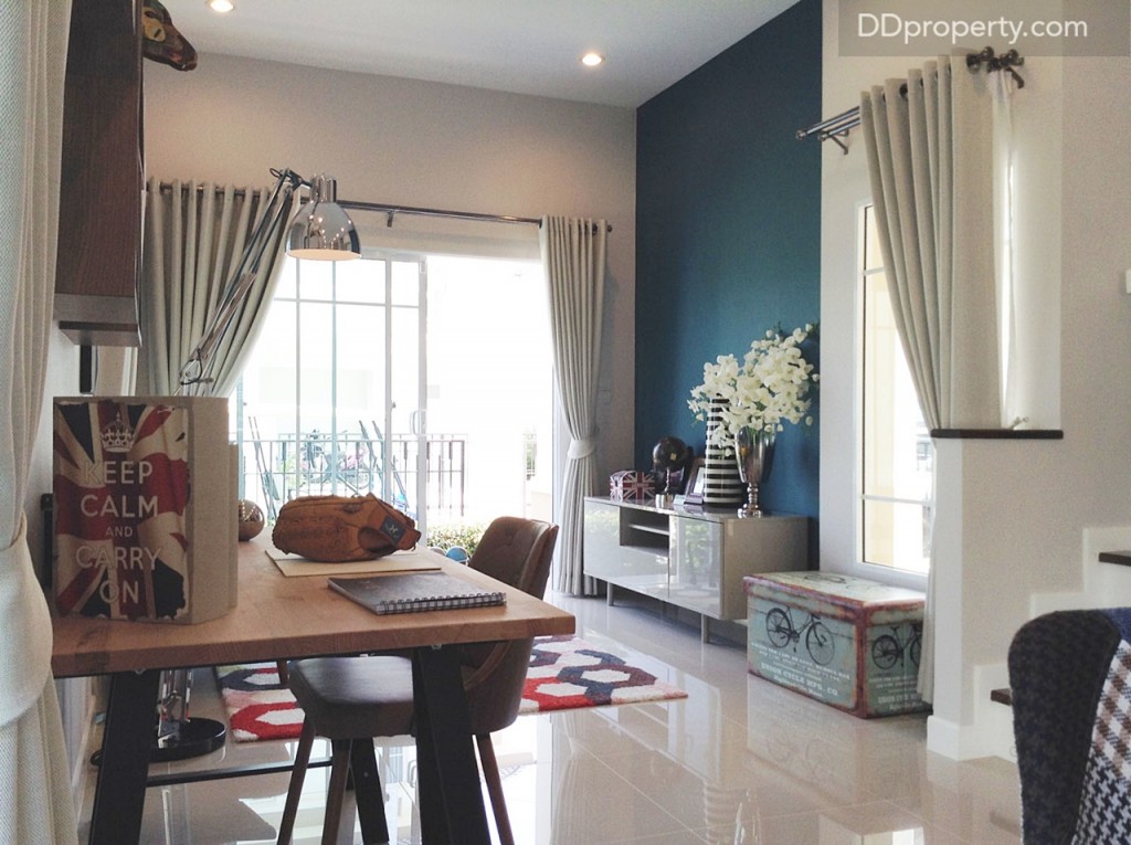 มุมรับแขกมีช่องแสงถึง 3 จุด ซึ่งถือว่าเป็นข้อดีที่จะทำให้บ้านได้รับแสงสว่าง และรับลมได้ดี